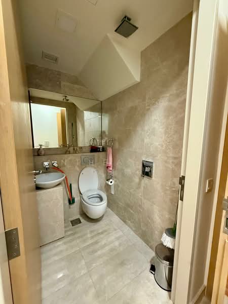 Belgravia Villas Cluster House For Sale at S$ 4,300,000 | PropertyGuru Singapore - Bathroom