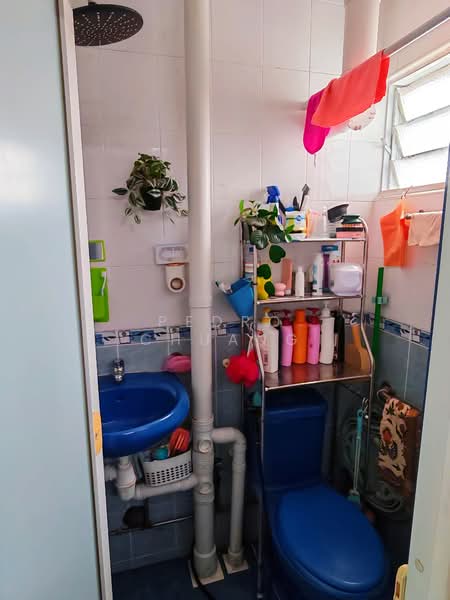 24 Marsiling Drive HDB Flat For Sale at S$ 398,000 | PropertyGuru Singapore - Bathroom