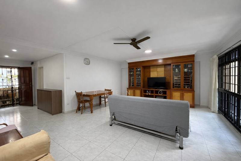 260A Sengkang East Way HDB Flat For Sale at S$ 688,000 | PropertyGuru Singapore - Living Room