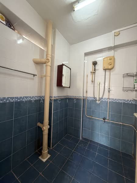 179 Toa Payoh Central HDB Flat For Sale at S$ 650,000 | PropertyGuru Singapore - Bathroom