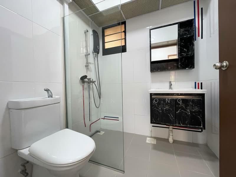 467B Bukit Batok West Avenue 9 HDB Flat For Sale at S$ 650,000 | PropertyGuru Singapore - Bathroom