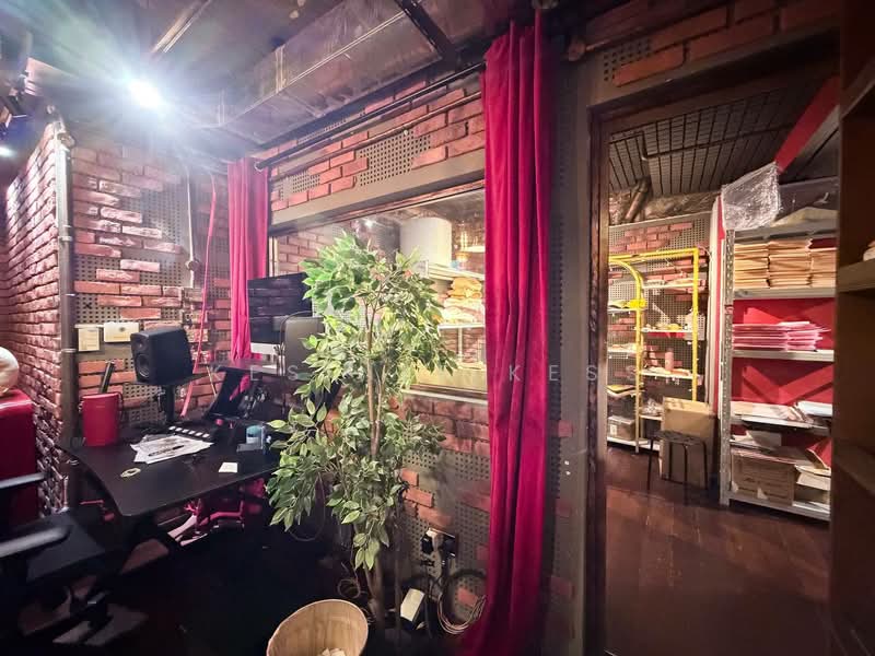 Peninsula Shopping Centre, 3 Coleman Street, 603 sqft, Mall Shop For Sale, by Kesinee Kess, 500062588 - Study - CommercialGuru.com.sg
