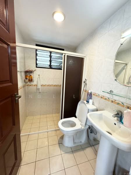 146 Lorong 2 Toa Payoh HDB Flat For Sale at S$ 970,000 | PropertyGuru Singapore - Bathroom