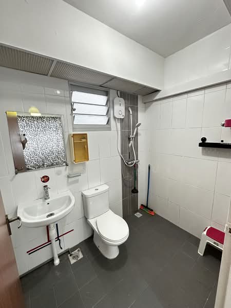 672A Yishun Avenue 4, 672A Yishun Avenue 4, 2 Bedrooms, 732 sqft, HDB Flat For Rent, by Nelson Quek, 500062670 - Master Bathroom - PropertyGuru.com.sg