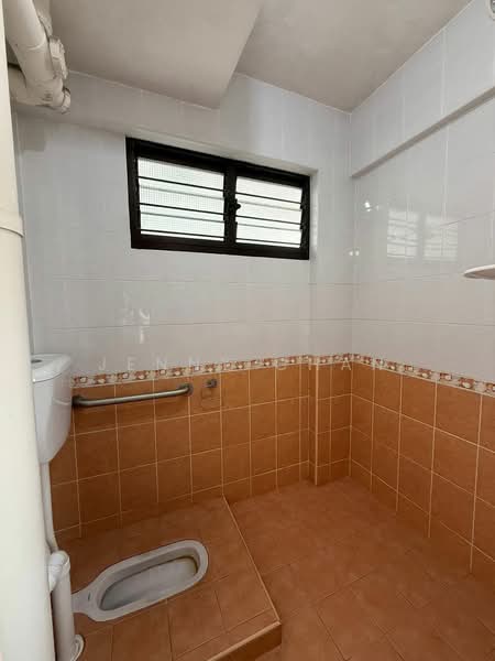 612 Clementi West Street 1, 612 Clementi West Street 1, 2 Bedrooms, 796 sqft, HDB Flat For Sale, by Jenny Chan, 500062698 - Common Bathroom - PropertyGuru.com.sg