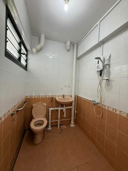 612 Clementi West Street 1, 612 Clementi West Street 1, 2 Bedrooms, 796 sqft, HDB Flat For Sale, by Jenny Chan, 500062698 - Master Bathroom - PropertyGuru.com.sg