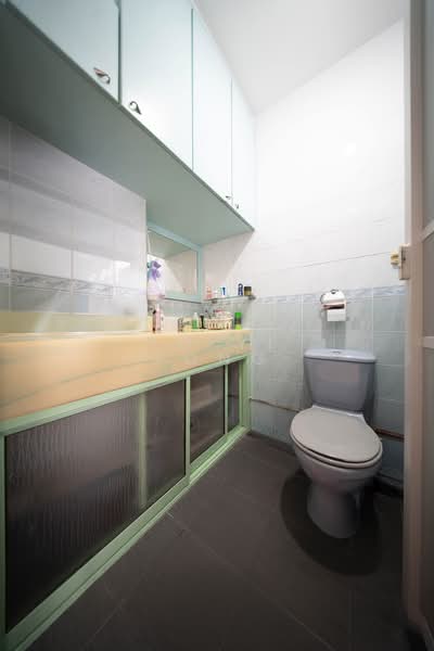 324A Sengkang East Way HDB Flat For Sale at S$ 680,000 | PropertyGuru Singapore - Bathroom