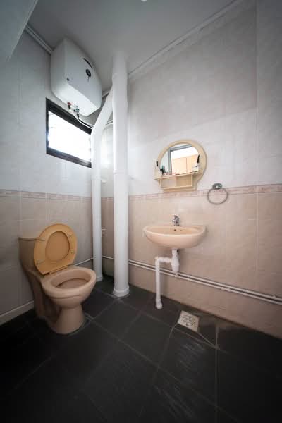 324A Sengkang East Way HDB Flat For Sale at S$ 680,000 | PropertyGuru Singapore - Bathroom