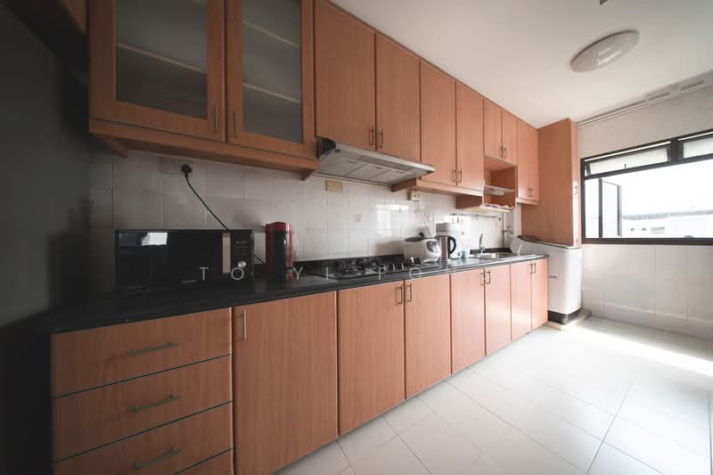 324A Sengkang East Way HDB Flat For Sale at S$ 680,000 | PropertyGuru Singapore - Kitchen