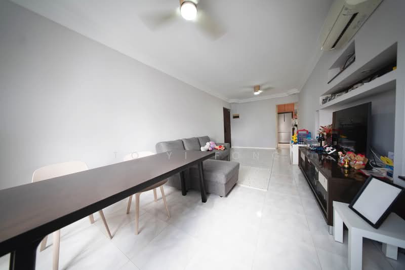 324A Sengkang East Way HDB Flat For Sale at S$ 680,000 | PropertyGuru Singapore - Living Room