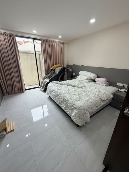 Liria Terrace, Mariam Way, 5 Bedrooms, 3,020 sqft, Terraced House For Sale, by Chris Tan, 500062719 - Bedroom - PropertyGuru.com.sg