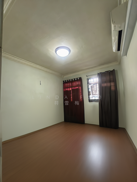 657A Jurong West Street 65 HDB Flat For Sale at S$ 599,000 | PropertyGuru Singapore - Master Bedroom (Decluttered)