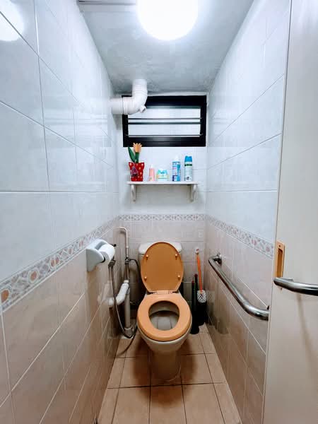 128 Lorong 1 Toa Payoh HDB Flat For Sale at S$ 418,000 | PropertyGuru Singapore - Bathroom