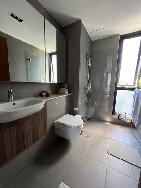 Waterbank at Dakota Condominium For Sale at S$ 2,590,000 | PropertyGuru Singapore - Bathroom