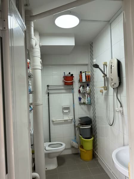 430 Jurong West Avenue 1 HDB Flat For Sale at S$ 550,000 | PropertyGuru Singapore - Bathroom