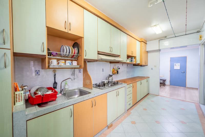 501A Wellington Circle HDB Flat For Sale at S$ 650,000 | PropertyGuru Singapore - Kitchen