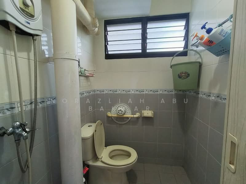 550 Ang Mo Kio Avenue 10 HDB Flat For Sale at S$ 407,000 | PropertyGuru Singapore - Bathroom