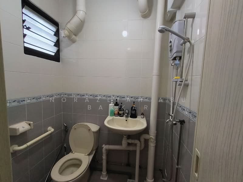550 Ang Mo Kio Avenue 10 HDB Flat For Sale at S$ 407,000 | PropertyGuru Singapore - Bathroom