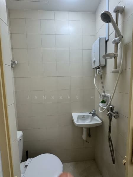 Hillview Regency, 28 Bukit Batok East Avenue 2, Room Rental, 110 sqft, Condominium For Rent, by Janssen Ho, 500062765 - Bathroom - PropertyGuru.com.sg
