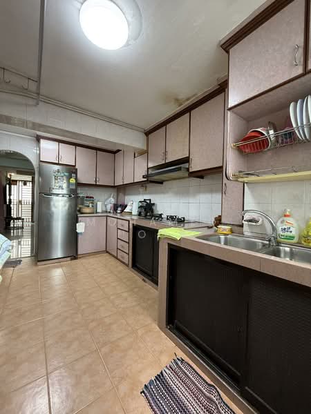 2 Holland Avenue HDB Flat For Sale at S$ 500,000 | PropertyGuru Singapore - Kitchen