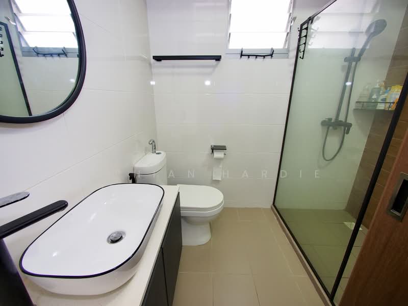 876C Tampines Avenue 8 HDB Flat For Sale at S$ 928,888 | PropertyGuru Singapore - Master Bathroom