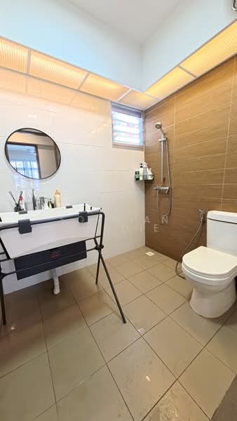 876C Tampines Avenue 8 HDB Flat For Sale at S$ 928,888 | PropertyGuru Singapore - Common Bathroom