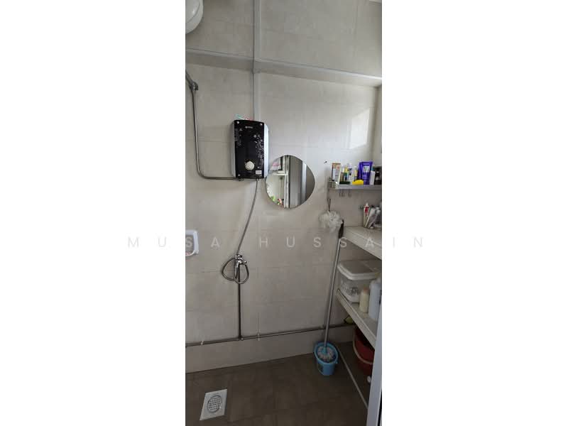 402 Choa Chu Kang Avenue 3 HDB Flat For Sale at S$ 580,000 | PropertyGuru Singapore - Bathroom