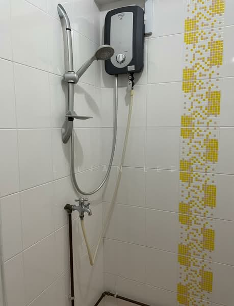 511 Jurong West Street 52 HDB Flat For Sale at S$ 635,000 | PropertyGuru Singapore - Bathroom