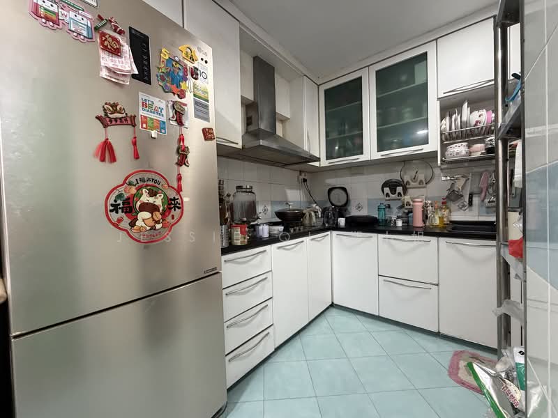 656C Jurong West Street 61 HDB Flat For Sale at S$ 700,000 | PropertyGuru Singapore - Kitchen