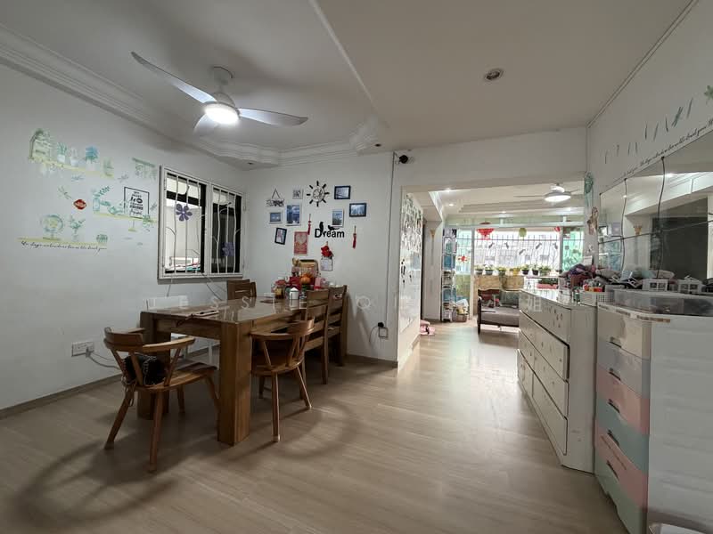 656C Jurong West Street 61 HDB Flat For Sale at S$ 700,000 | PropertyGuru Singapore - Dining Room
