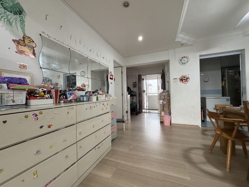 656C Jurong West Street 61 HDB Flat For Sale at S$ 700,000 | PropertyGuru Singapore - Living Room