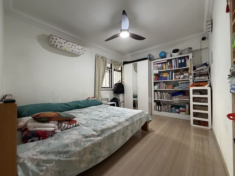 656C Jurong West Street 61 HDB Flat For Sale at S$ 700,000 | PropertyGuru Singapore - Bedroom