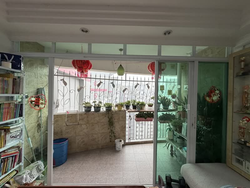 656C Jurong West Street 61 HDB Flat For Sale at S$ 700,000 | PropertyGuru Singapore - Balcony