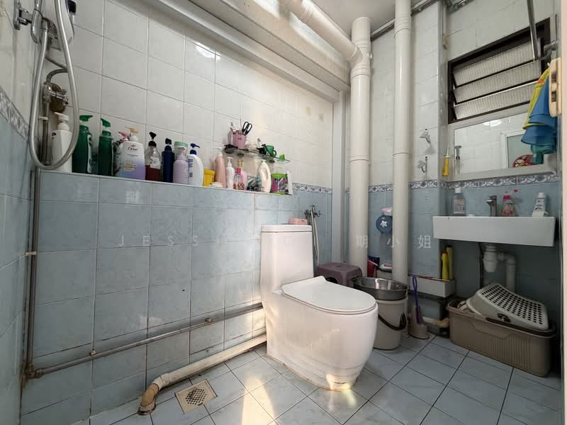 656C Jurong West Street 61 HDB Flat For Sale at S$ 700,000 | PropertyGuru Singapore - Bathroom