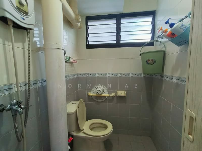 550 Ang Mo Kio Avenue 10 HDB Flat For Sale at S$ 407,000 | PropertyGuru Singapore - Bathroom