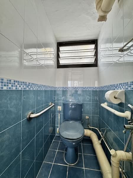 179 Toa Payoh Central HDB Flat For Sale at S$ 650,000 | PropertyGuru Singapore - Bathroom
