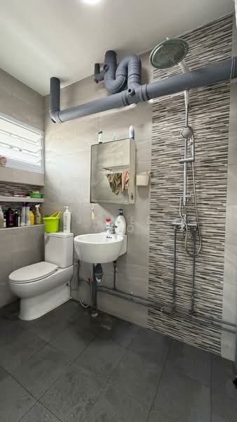 486B Tampines Avenue 9 HDB Flat For Sale at S$ 680,000 | PropertyGuru Singapore - Bathroom
