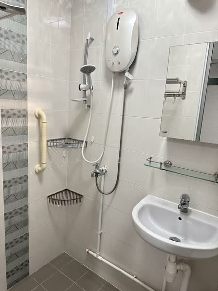 125 Bedok Reservoir Road, 125 Bedok Reservoir Road, Room Rental, 200 sqft, HDB Flat For Rent, by John Chen, 500062984 - Bathroom - PropertyGuru.com.sg