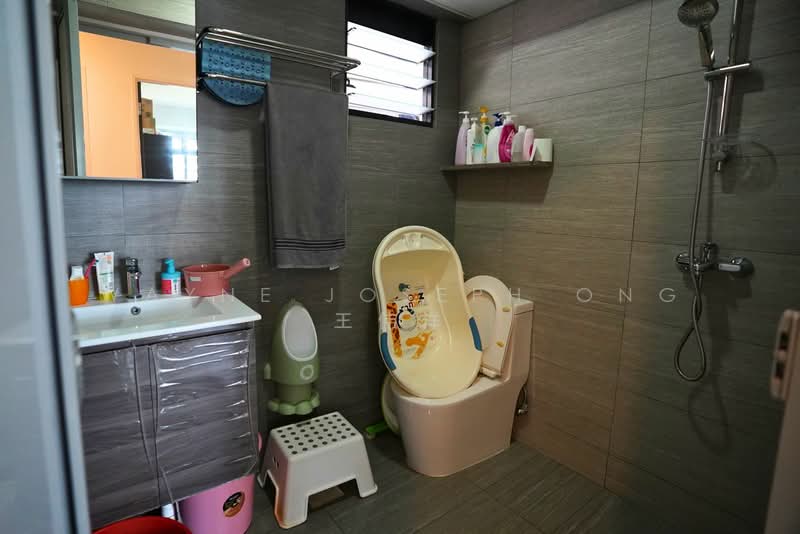 438A Fernvale West Avenue HDB Flat For Sale at S$ 650,000 | PropertyGuru Singapore - Bathroom