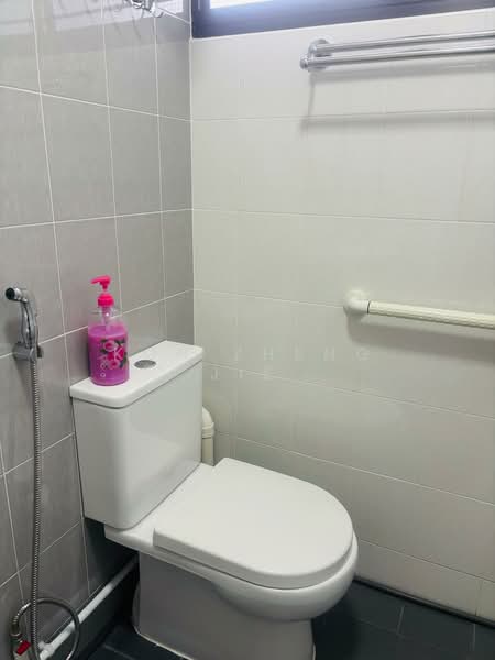 422 Jurong West Street 42 HDB Flat For Sale at S$ 400,000 | PropertyGuru Singapore - Bathroom