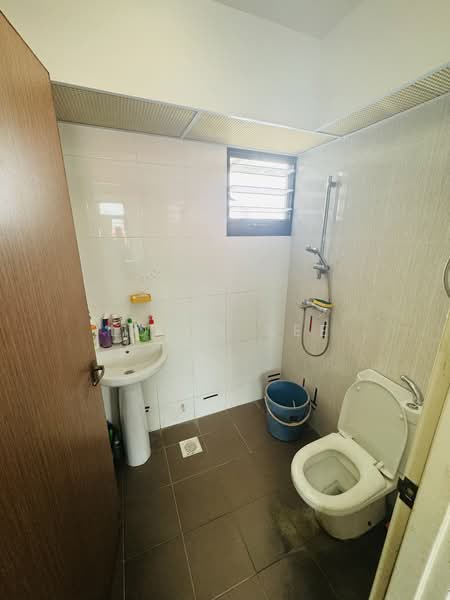 240A Jurong East Avenue 1 HDB Flat For Sale at S$ 620,000 | PropertyGuru Singapore - Bathroom