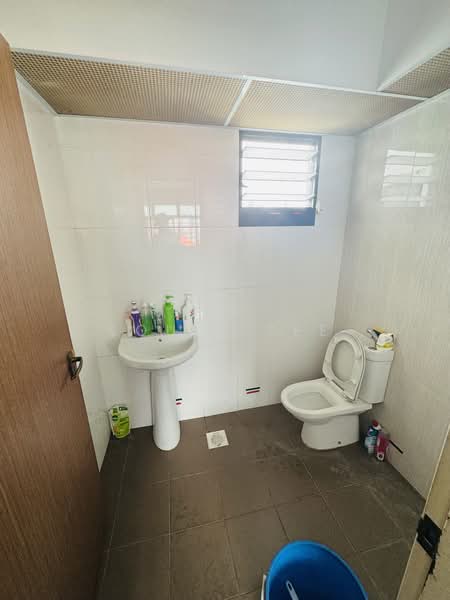 240A Jurong East Avenue 1 HDB Flat For Sale at S$ 620,000 | PropertyGuru Singapore - Bathroom