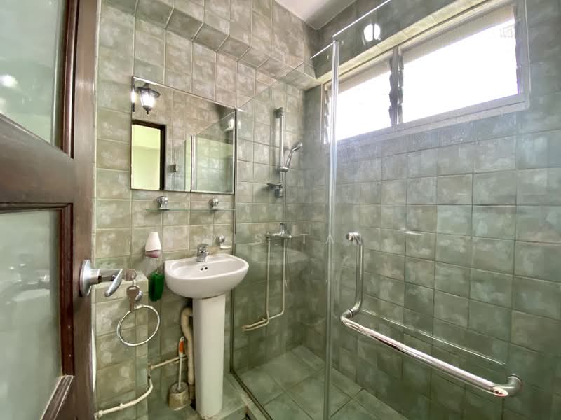 405 Serangoon Avenue 1, 405 Serangoon Avenue 1, 3 Bedrooms, 1,313 sqft, HDB Flat For Rent, by Lois Tan, 500063067 - Bathroom - PropertyGuru.com.sg