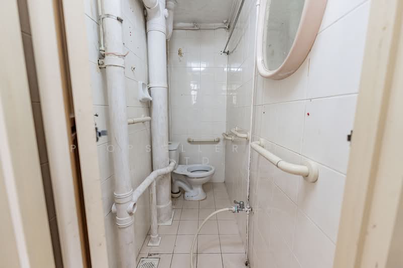 82 Commonwealth Close HDB Flat For Sale at S$ 339,999 | PropertyGuru Singapore - Bathroom