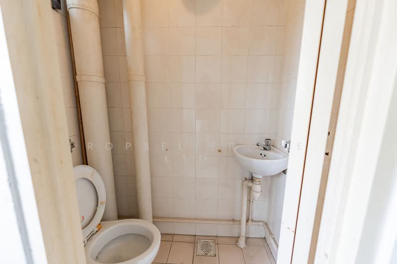 82 Commonwealth Close HDB Flat For Sale at S$ 339,999 | PropertyGuru Singapore - Bathroom