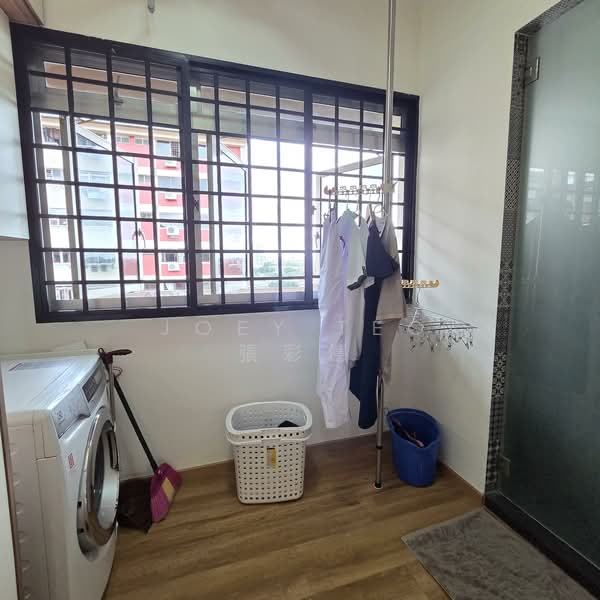 216 Bishan Street 23 HDB Flat For Sale at S$ 1,200,000 | PropertyGuru Singapore - Balcony