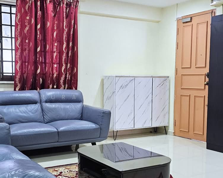 547 Bedok North Street 3 HDB Flat For Sale at S$ 550,000 | PropertyGuru Singapore - Living Room