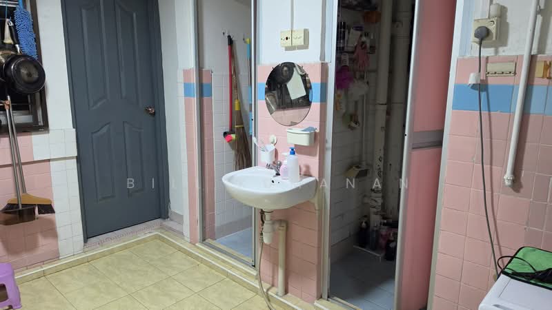 3 Lorong 7 Toa Payoh, 3 Lorong 7 Toa Payoh, 2 Bedrooms, 732 sqft, HDB Flat For Sale, by Bill Kumanan, 500063117 - Bathroom - PropertyGuru.com.sg