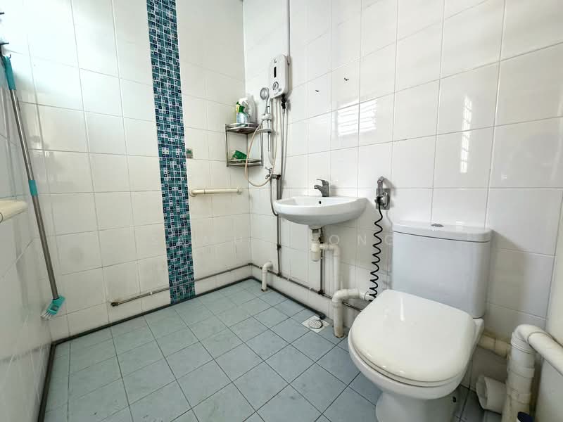 273 Yishun Street 22 HDB Flat For Sale at S$ 420,000 | PropertyGuru Singapore - Master-Bedroom Bathroom