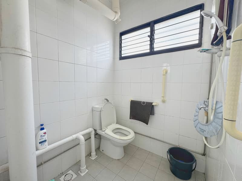 273 Yishun Street 22 HDB Flat For Sale at S$ 420,000 | PropertyGuru Singapore - Common Bathroom